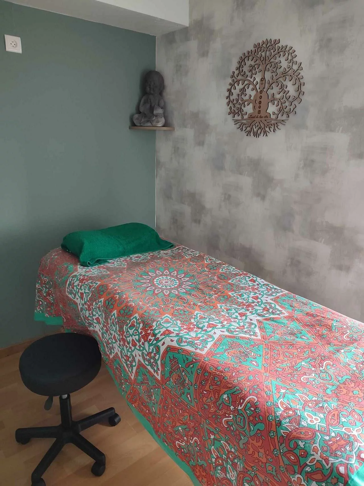 Espace de soin Reiki — ambiance apaisante, linge crème et lumière naturelle douce