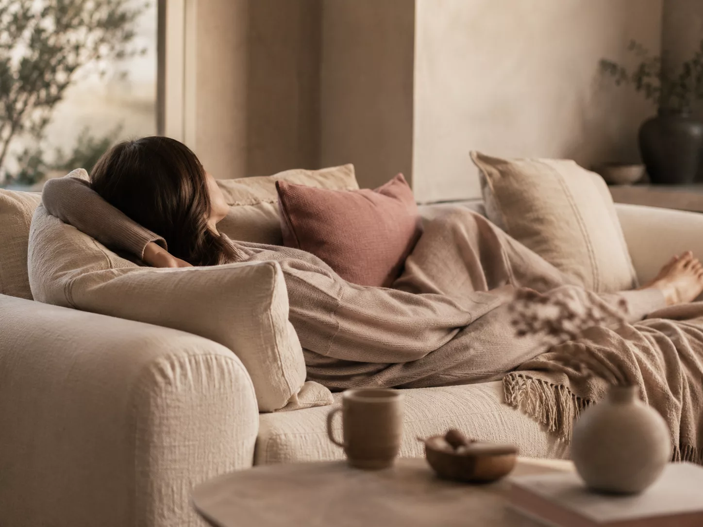 Personne installée confortablement chez elle pour recevoir un soin de magnétisme à distance